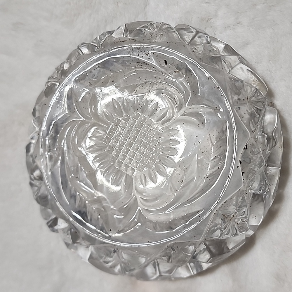 VINTAGE  HEAVYWEIGHT CLEAR CUT GLASS CRYSTAL  ASHTRAY. - Picture 4 of 4